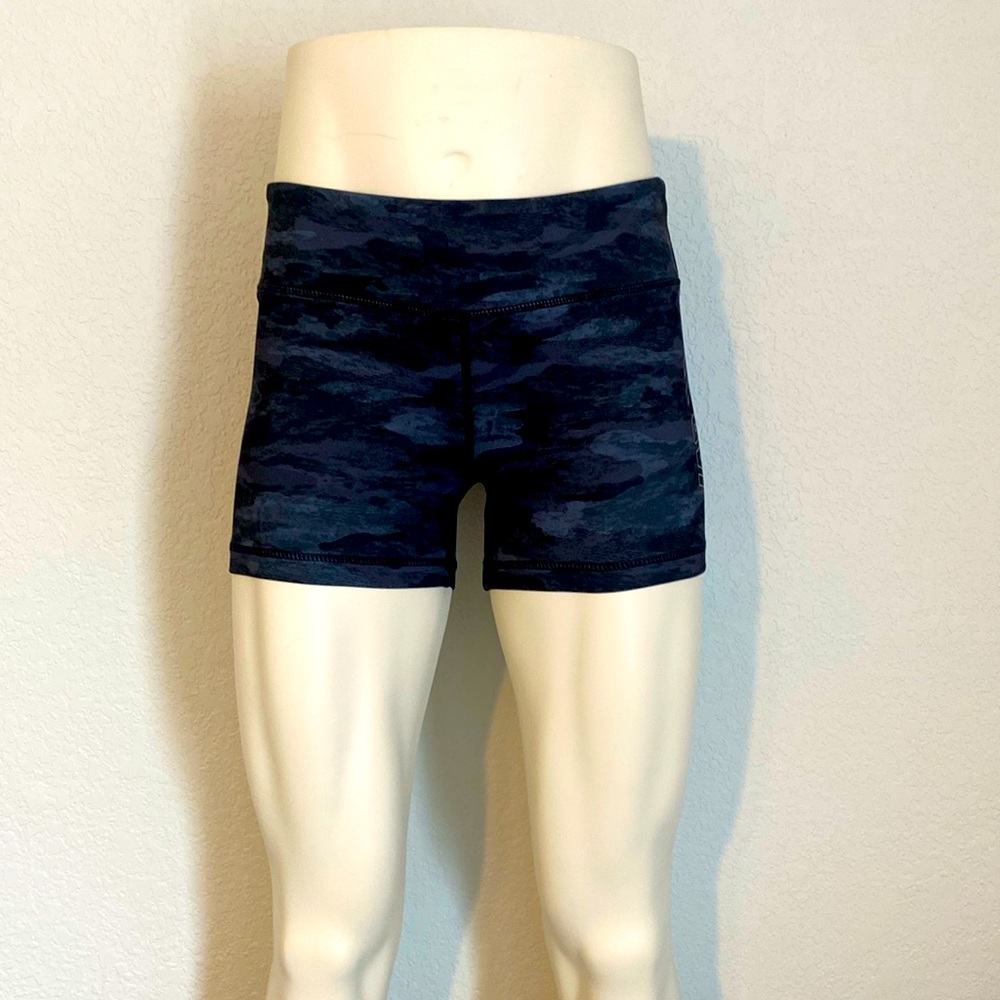 NWOT - IAB/MFG Black Camo Print Booty Short - Size 8